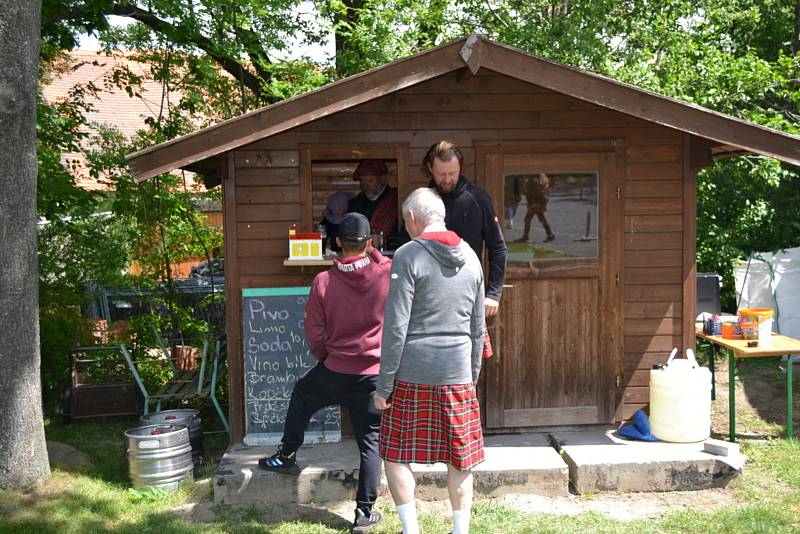 Vašírovští se oblékli do skotských kiltů a užili si zábavné odpoledne.