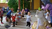 Páteční odpoledne patřilo v  areálu tuchlovického letňáku především dětem. Byly zde připraveny pro děti soutěže, focení s pohádkovými postavami i skákací hrad.