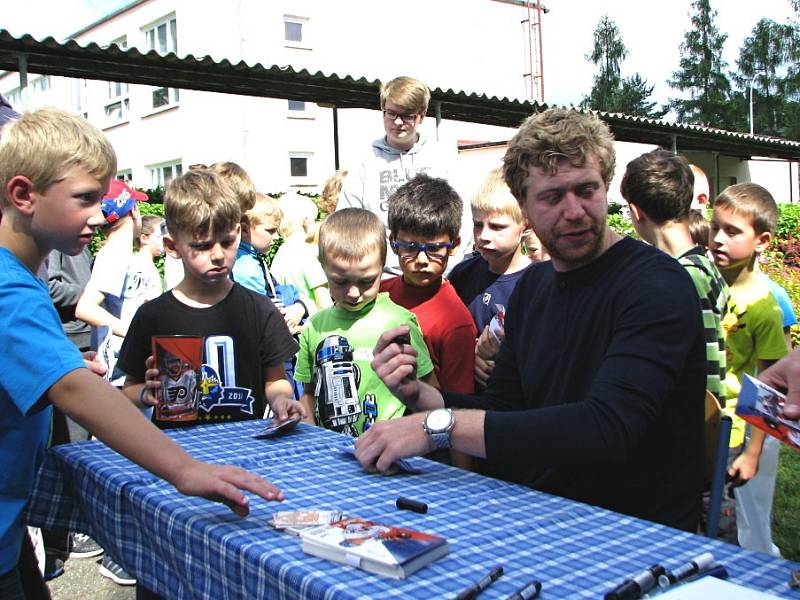 Jakub Voráček navštívil svou bývalou školu, 12. ZŠ v Rozdělově. 