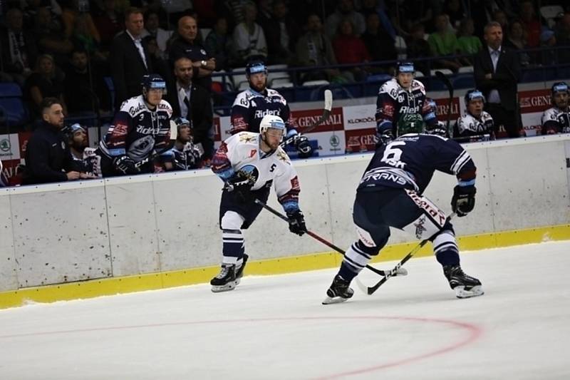 Kladno (v bílém) hostilo v extralize Vítkovice.