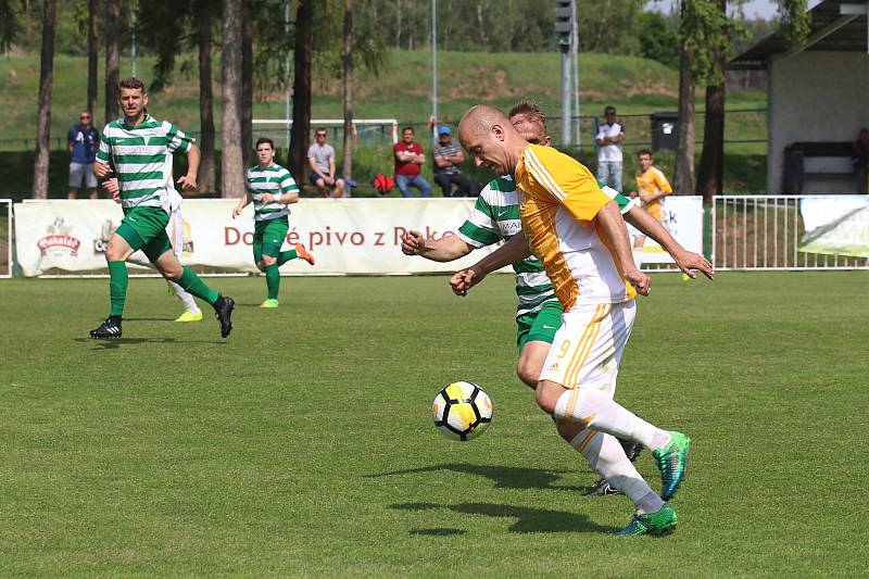 Tatran Rakovník (v zeleném) přehrál doma vedoucí Sokol Hostouň 2:1 na penalty.