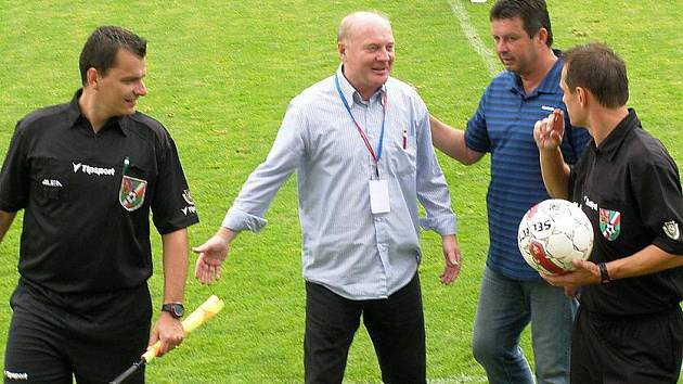 SK Kladno - Plzeň B 5:2, rozhodčí byli po utkání dobře naladěni stejně jako kladenská ředitel a kouč Eduard Novák. A nečekaně i vedoucí týmu hostů Jiří Schuster. 