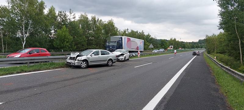 Nehoda čtyř aut na dálnici D6.