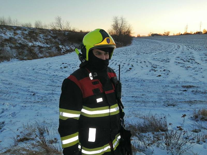 K neštěstí na železnici u Stochova byli přivoláni také hasiči. Zranění dívky byla však neslučitelná se životem.
