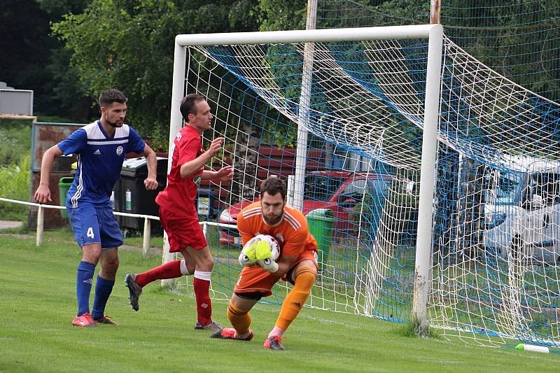 Fotbalová příprava: Velvary (v modrém) přehrály Králův Dvůr nečekaně jasně 5:1. Měsíček zachraňuje