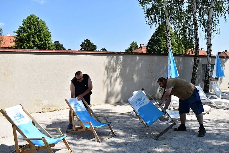 Ve slánském aquaparku probíhají poslední úpravy, nátěry a úklid. Krytý bazén otevře v pátek 11. června ve 14 hodin.