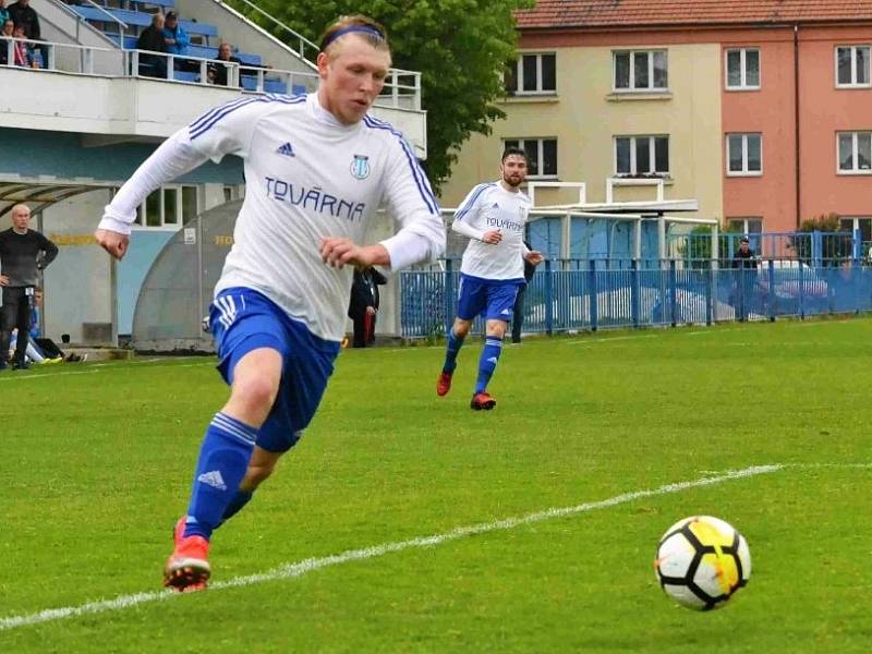 Krajský přebor: Slaný (v bílém) přejelo doma Hvozdnici 6:1.