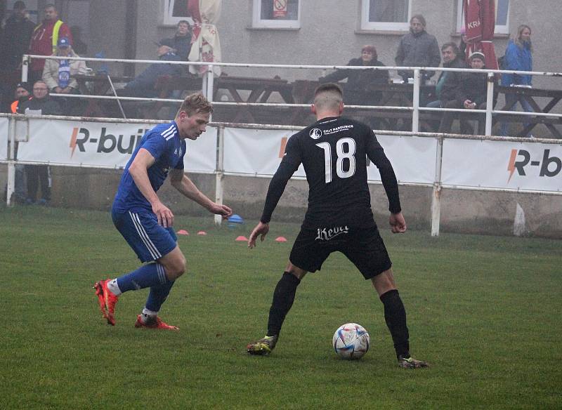 V posledním podzimním kole ČFL Velvary (v modré) porazili ve velké mlze Hradec králové B 6:0. Ladislav Vopat vstřelil 4 branky.