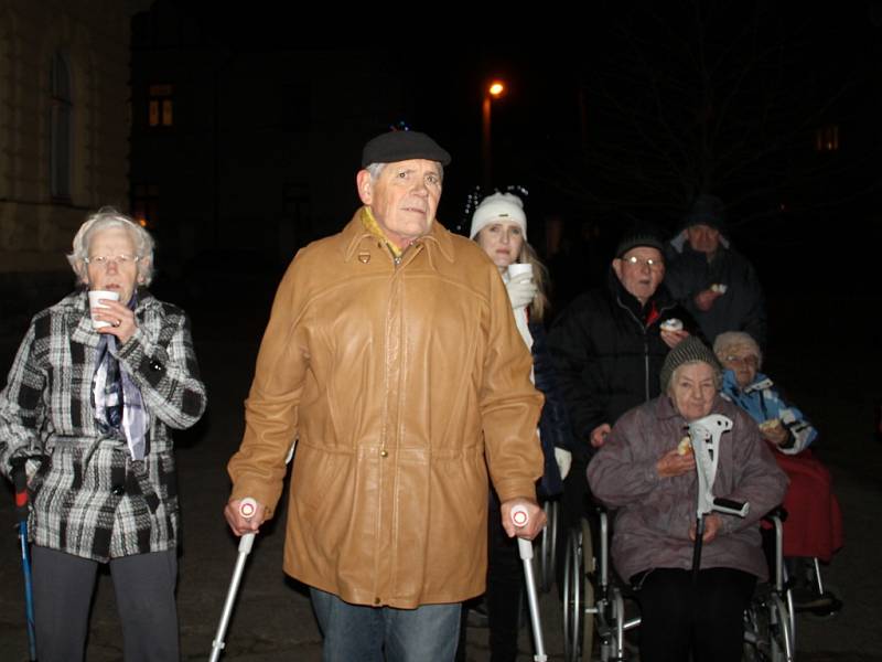 Akce Deníku - Česko zpívá koledy tradičně před Základní školou Velvary.