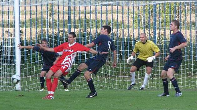 Braškov (v červeném) remizoval doma s Doksy 2:2