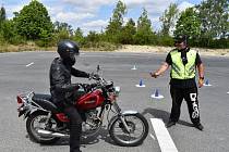 Bepečné jízdě na motorce se pod dozorem instruktora Jiřího Bělíka učí i šestnáctiletý Matouš Poleno.