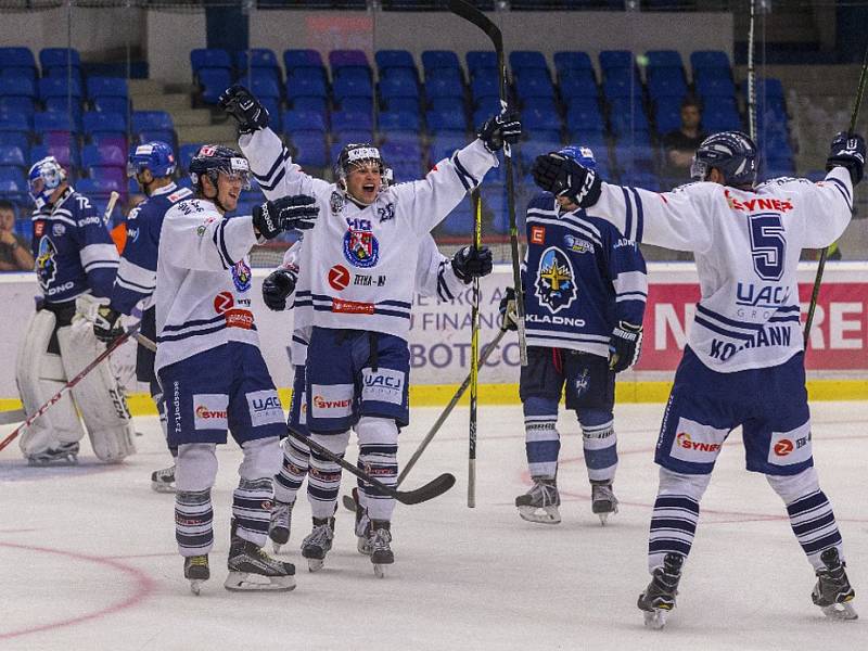 Kladno (v modrém) porazilo Benátky 3:2 v prodloužení.