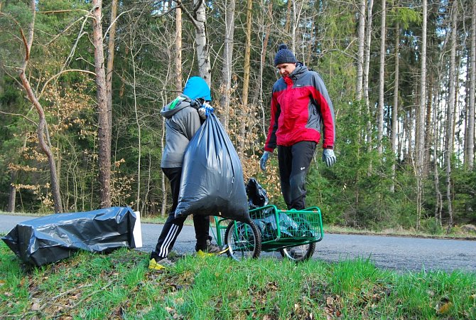 V rámci akce Ukliďme Česko posbírali lidé v Doksech 41 pytlů odpadu.