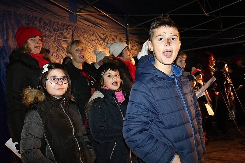 Kladensko zpívalo koledy s Deníkem také před 3. Základní školou ve Slaném. Dorazilo opět několik stovek lidí.