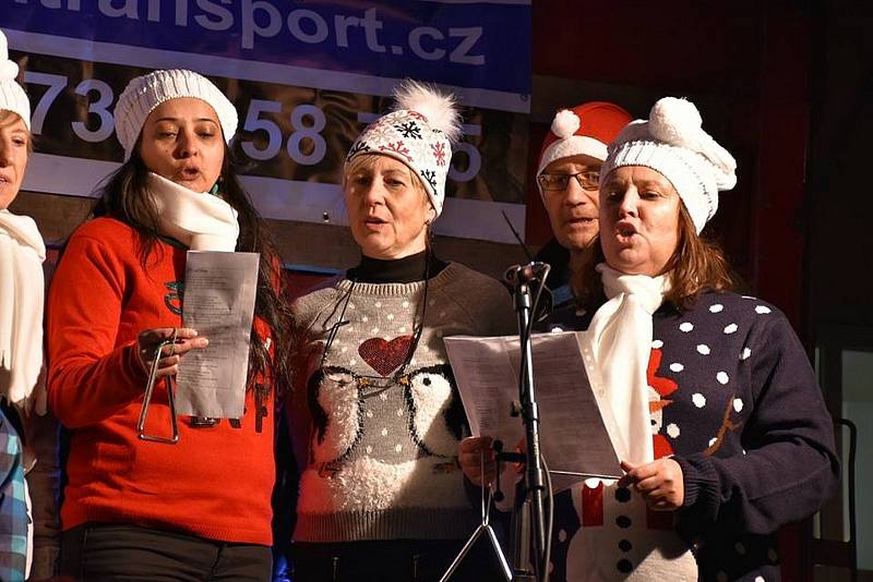 Česko zpívalo koledy také ve Slaném před 3. ZŠ.