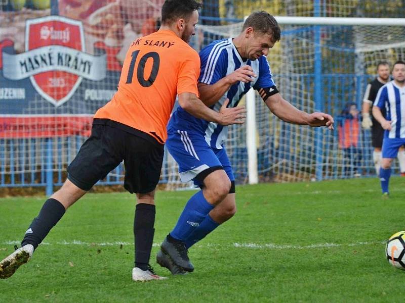Zavidov (v modrém) nečekaně vysoko 4:0 vyhrál na hřišti béčka SK Slaný.
