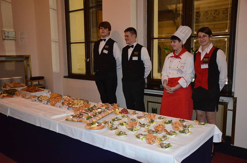 Výtečný raut pro hosty připravil Catering Grand společně s žáky Středního odborného učiliště Slaný.