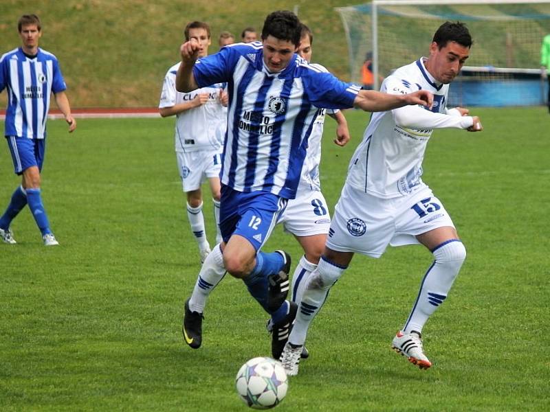 Kladno (v bílém) prohrálo v Domalicích 0:2.Vpravo Zdeněk Rada