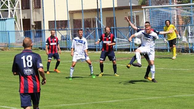 SK Kladno (v bílém) nestačilo doma na Souš a padlo 0:2.