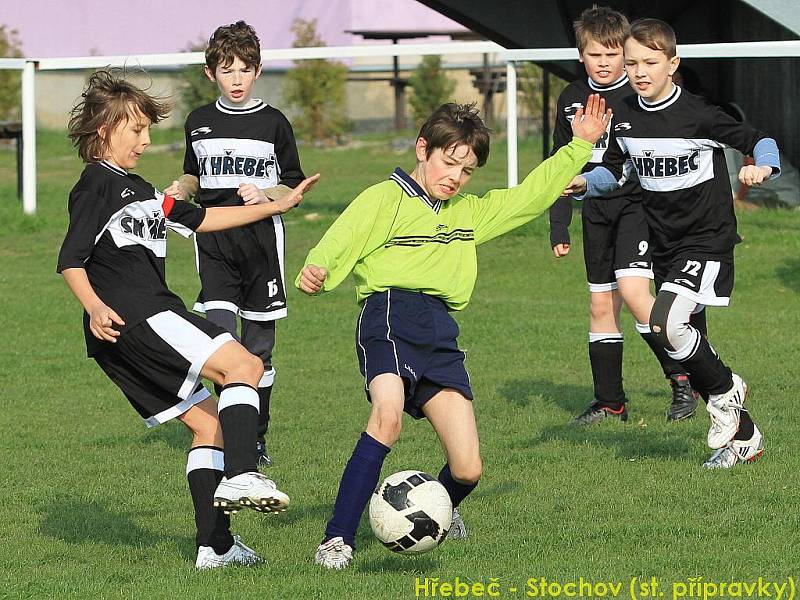 Fotbal v okrese nejsou jen seniorské kategorie, i mladí adepti a naděje dokáží sehrát napínavý zápas / Hřebeč - Stochov, utkání st. přípravek. Hráno 16. 4. 2010