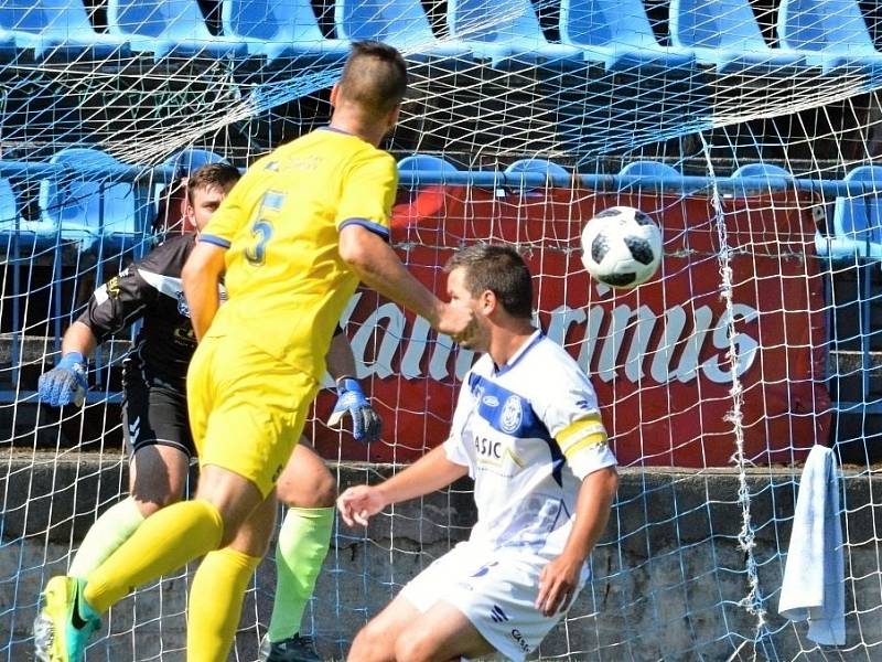 Kladno (v bílém) přežilo penaltu soupeře i vyloučení a zdolalo Neratovice 2:1.