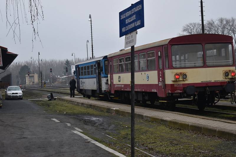 Policisté obestavěli hranice Kladenska, lidé nařízení vesměs dodržují.