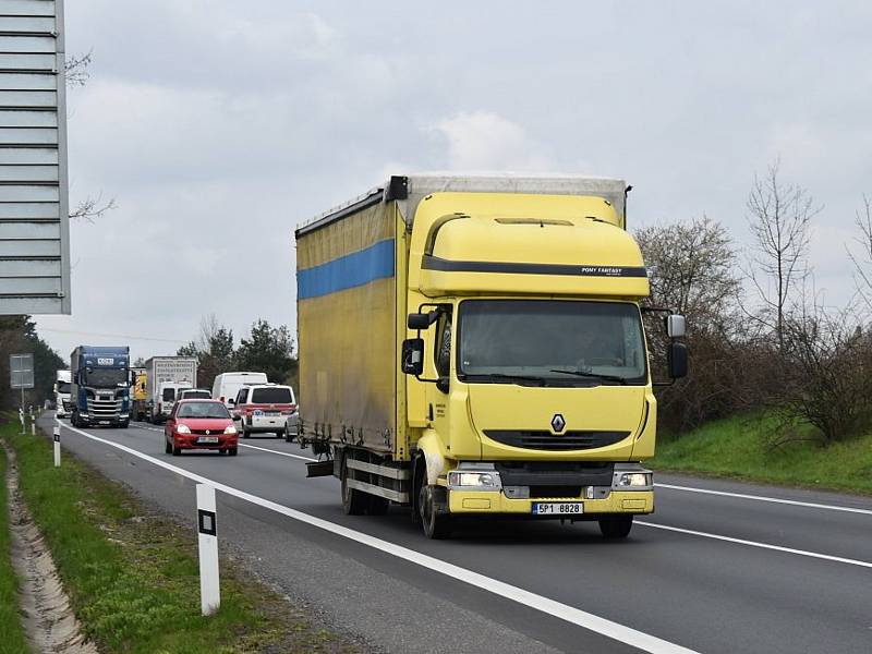 Na rychlostní silnici u Slaného si postojíte v kolonách a stejně tak ve městě, kde probíhají rovněž opravy komunikací.