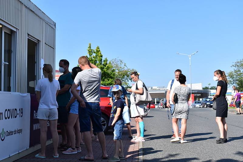 Testovací centrum v Kladně - Kročehlavech v nákupní zóně Kladno-jih.