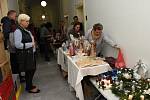 Krajský úřad Středočeského kraje na pražském Smíchově ve středu hostil tradiční prodejní výstavu vánočních dekorací a dalších výrobků vytvořených klienty domovů seniorů a dalších provozovatelů sociálních služeb.