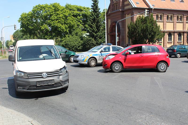 V Rozdělově se srazily dva osobáky, tři lidé byli zraněni