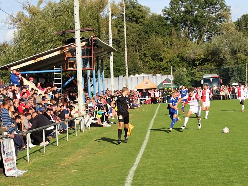 Fotbalová bomba tikala ve Velvarech, domácí ji ale neodpálili úplně a Slavia zápas o postup do osmifinále MOL Cupu zachránila. Vyhrála 4:2.