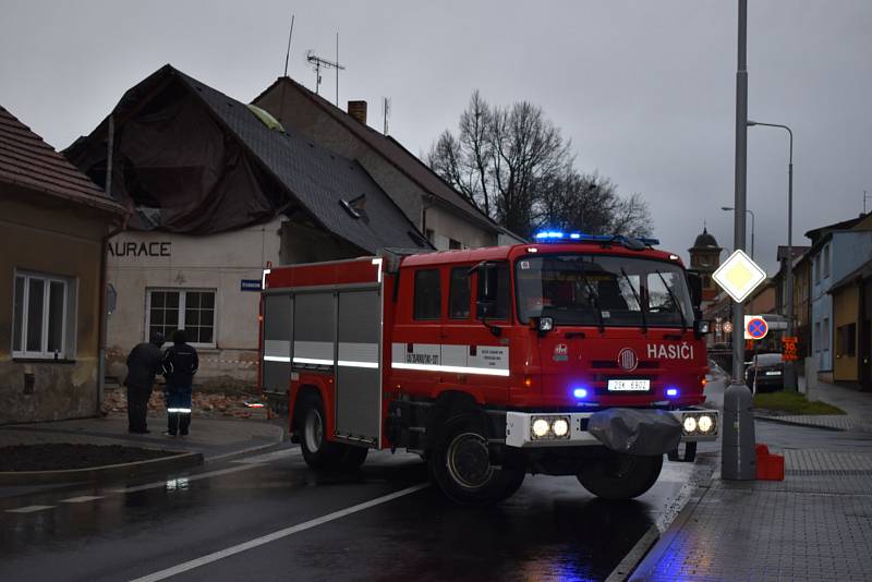 Asi nejhůře dopadla v Kladně Restaurace Na Růžku v Doberské ulici. Vzduchem lítaly cihly i tvárnice. Ulice bude v pondělí ještě nějakou dobu uzavřená.