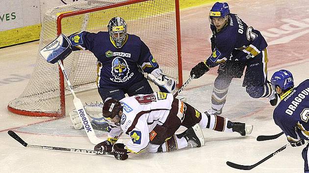 Rytíři Kladno - HC Sparta Praha 3 : 1, Dragoun s Drtinou mají plné ruce práce s Petrem Tenkrátem, ten je ale na kolenou. V neděli se mu zápas nepovedl jako celé Spartě. 