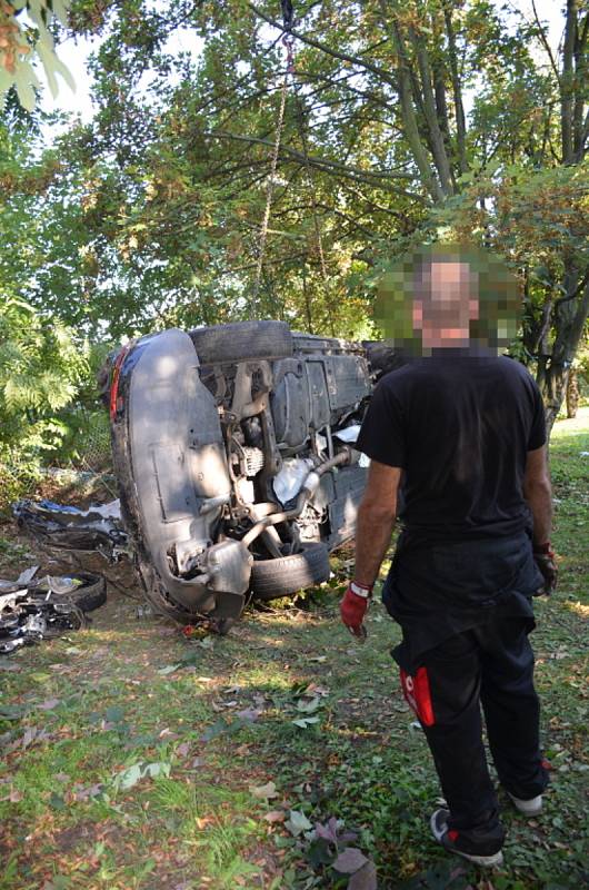 Audi vyletělo ve vysoké rychlosti ze silnice a skončilo v zahradě.