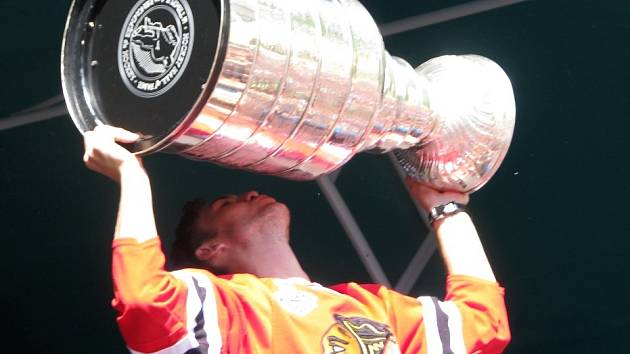 Michael Frolík líbá Stanley Cup v Kladně v Zámecké zahradě. 