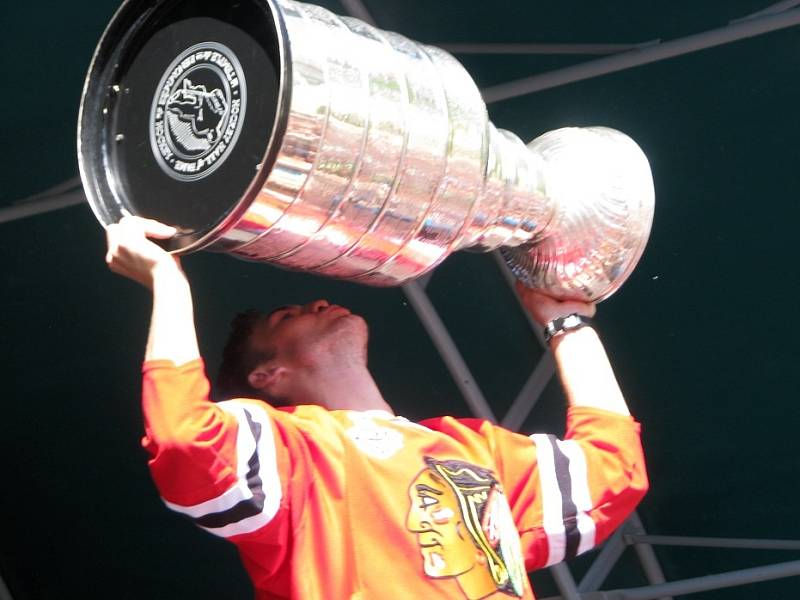 Michael Frolík líbá Stanley Cup v Kladně v Zámecké zahradě. 