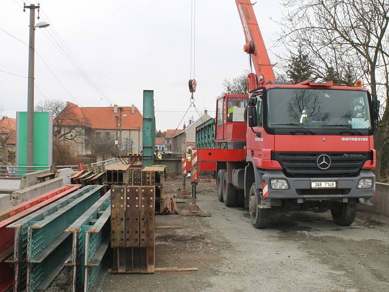 Zahájení opravy mostu přes Bakovský potok ve Velvarech, počátek února 2018