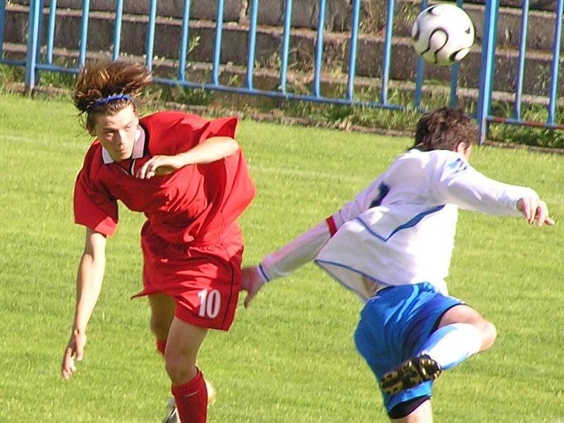 Fotbalu se hraje stále na Kladensku dost. Tuchlovický Michal Kedroň (vlevo) nastoupí proti rezervě SK Kladno.