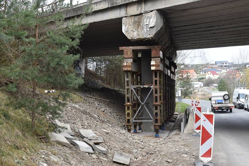 Zpevňování tělesa mostu v Netovicích pod silnicí I/7.