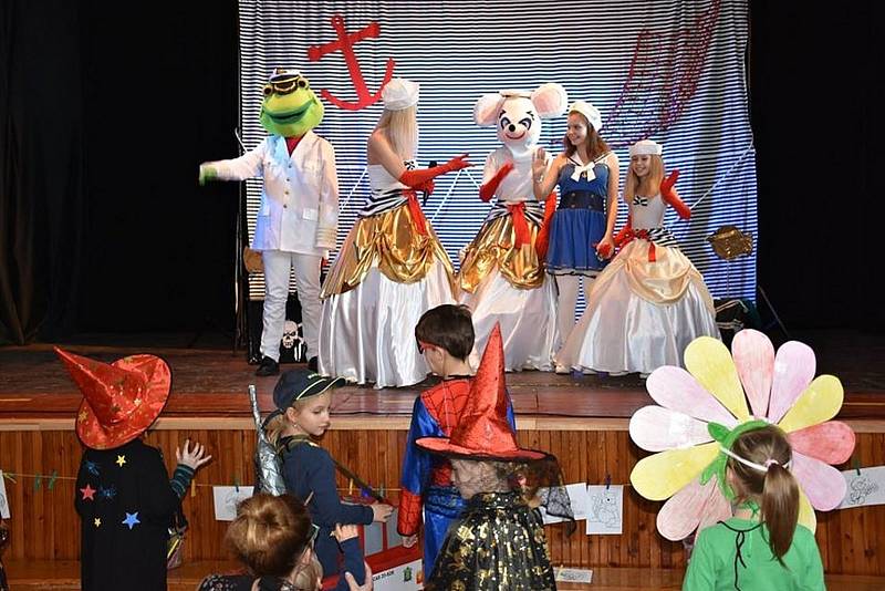 Maškarní merenda v lánské sokolovně. Jedenácté narozeniny Domečku.