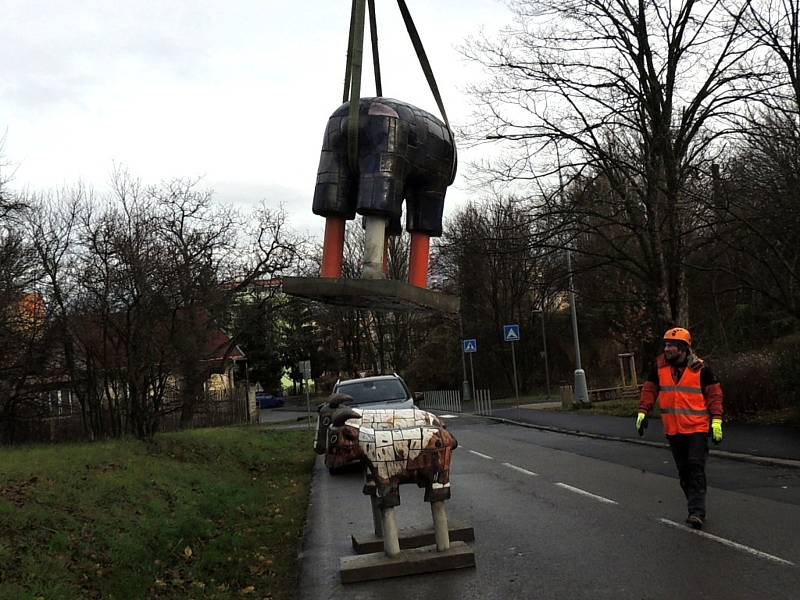 Útrerní instalace soch v Sítenském údolí v Kladně v parku zoo.