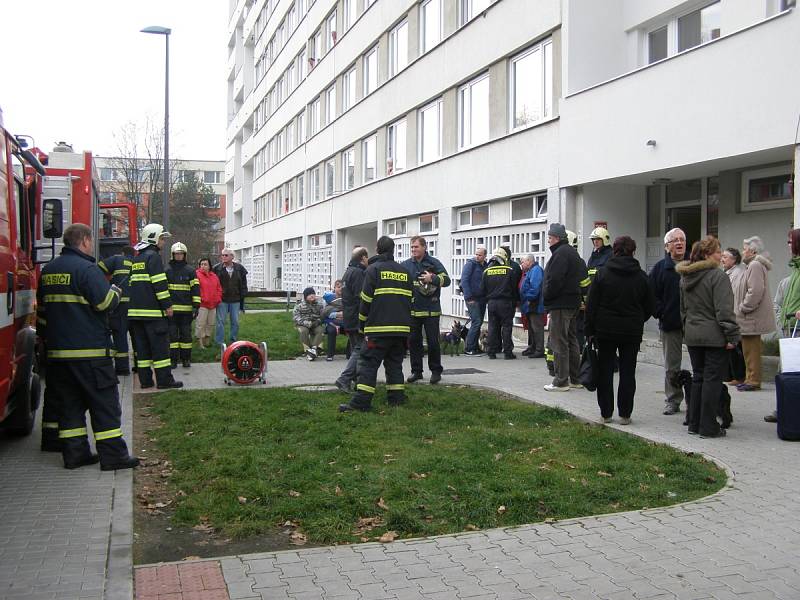 Hasiči kvůli bezpečnosti evakuovali desítky lidí.