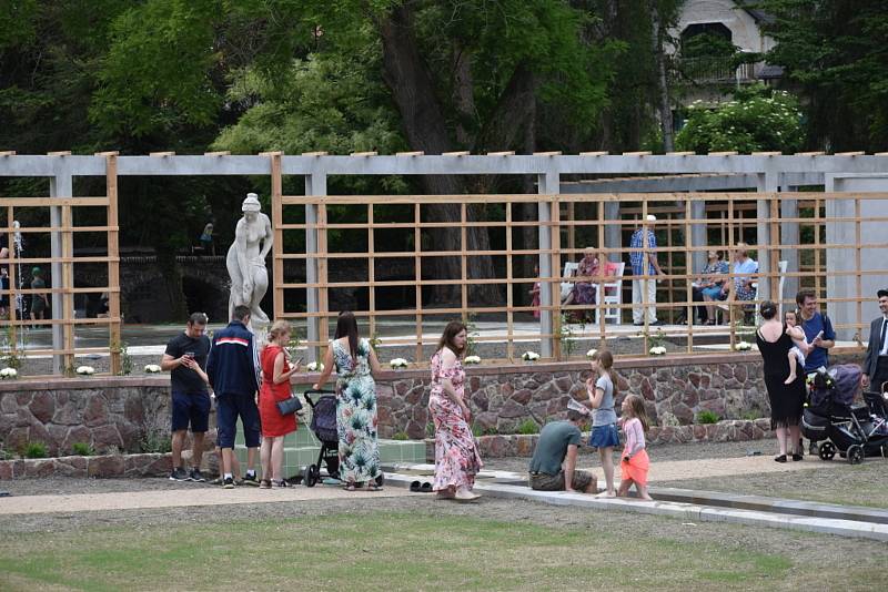 Ze slavnostního otevření prvorepublikové Kumpánovy zahrady ve Slaném veřejnosti.