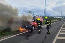 U Slaného shořela dodávka, řidič stačil před plameny utéct.