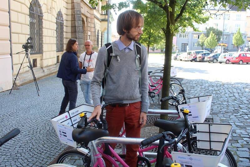 Ve čtvrtek 17. srpna byl v Kladně zahájen zkušební tříměsíční provoz sdílených kol.