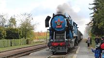 Takzvaná lokomotiva Papoušek se na své trase zastavila také na stochovském nádraží.