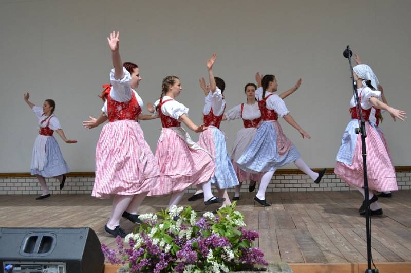 Nedělní program folklorního festivalu v místním amfiteátru.