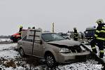 Řidič u Hostivice neubrzdil auto před přejezdem.