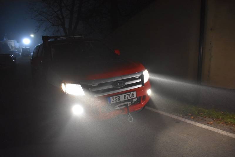 Policejní zásah v obci Líský po nálezu tří mrtvých těl.