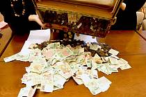 Vysypávání truhly a následné počítání finanční darů dospělo letos k částce 185 tisíc korun.